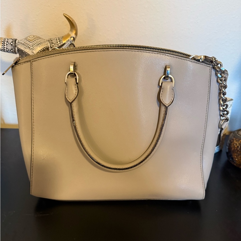 Michael Kors Beige Shoulder Bag with Chain Strap - Picture 2 of 5